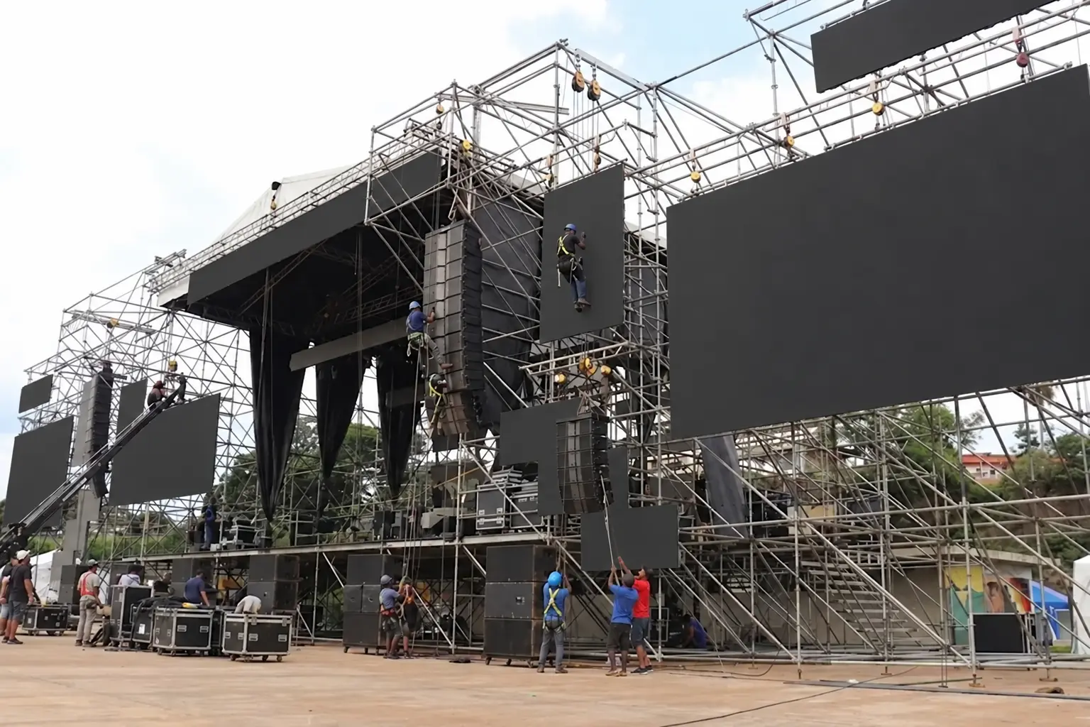 Equipo técnico durante el montaje de un escenario